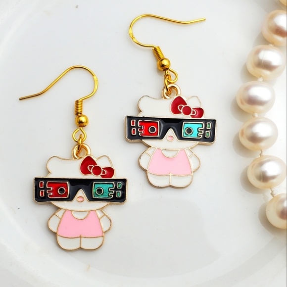 🌟5/$25 Hello Kitty "Movie Edition" Earrings - Picture 1 of 3